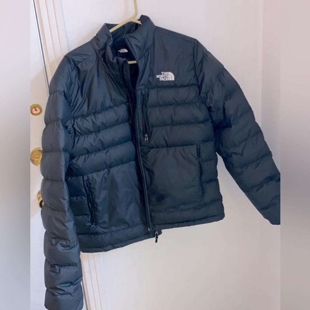 Im selling a new mens black North face Men's Aconcagua 2 Jacket! Wonderful deal